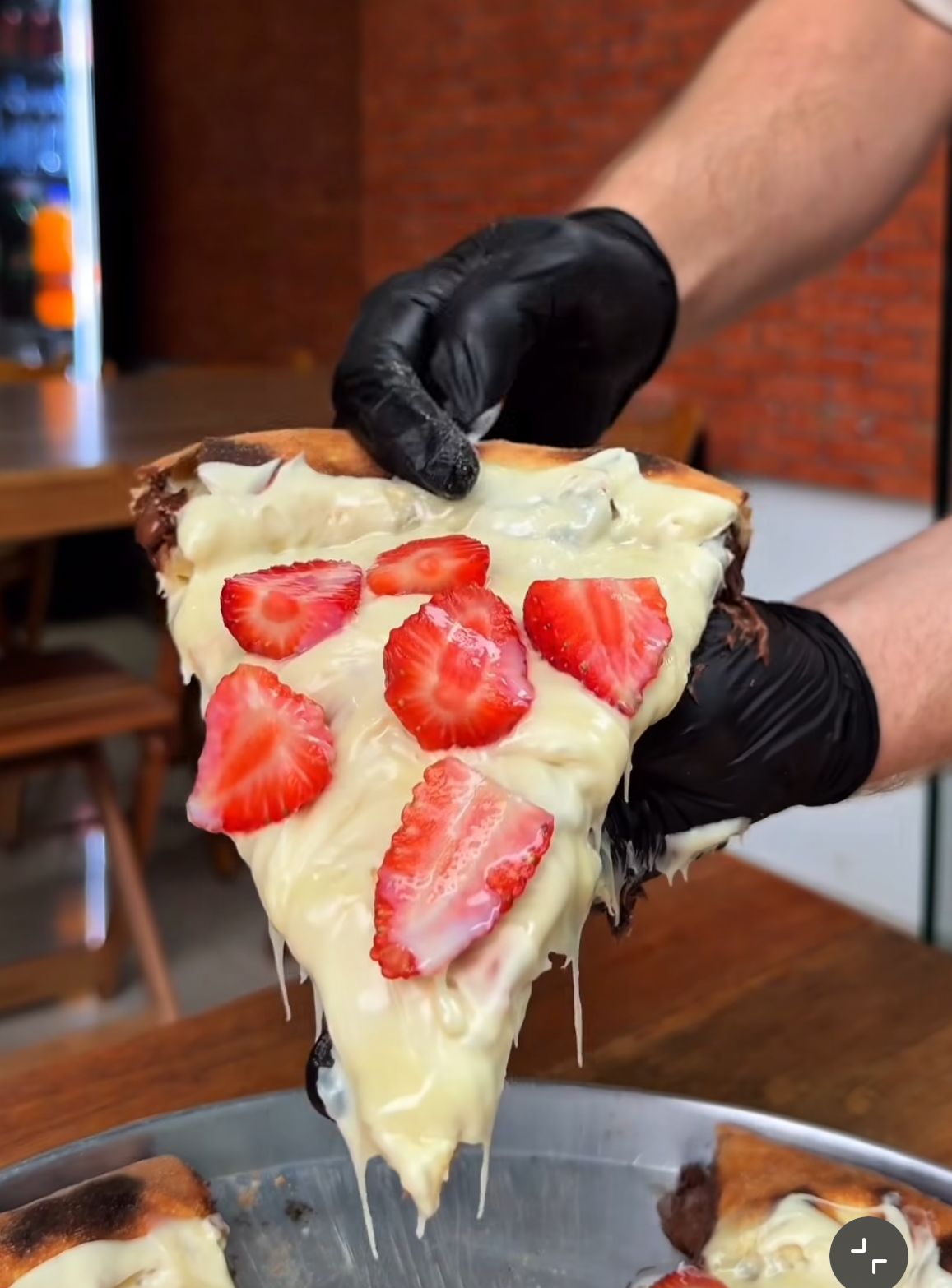 Fatia de pizza da Grã-Fina puxando muito queijo em Itapema